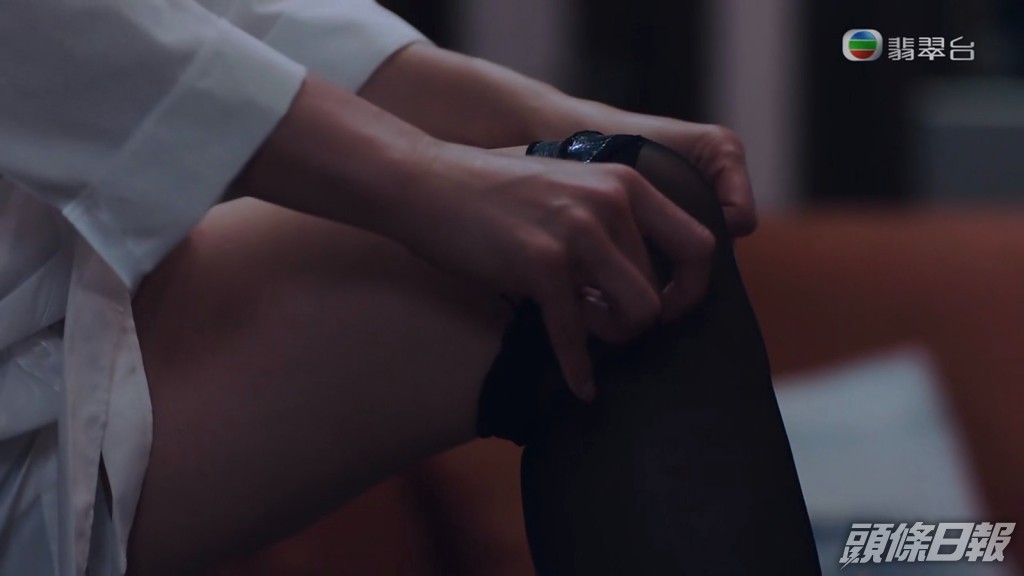 慢慢除下黑絲襪。